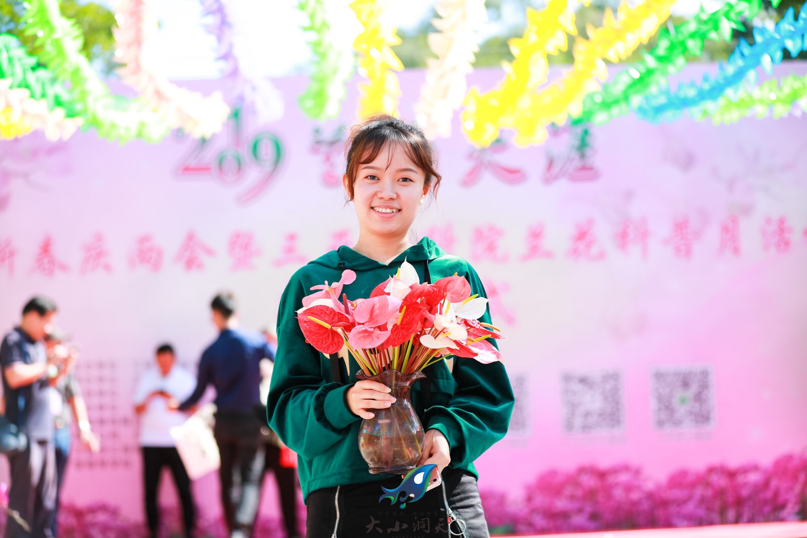 三亚迎春兰花展在临春岭公园举行，吸引市民游客前来参观