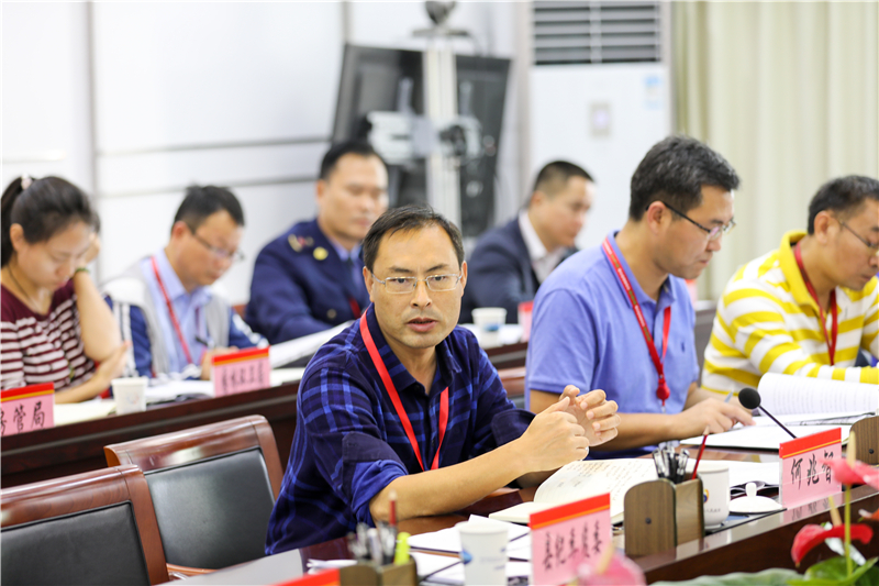 陵水县委常委、常务副县长在会上部署燃放烟花爆竹安全管理工作