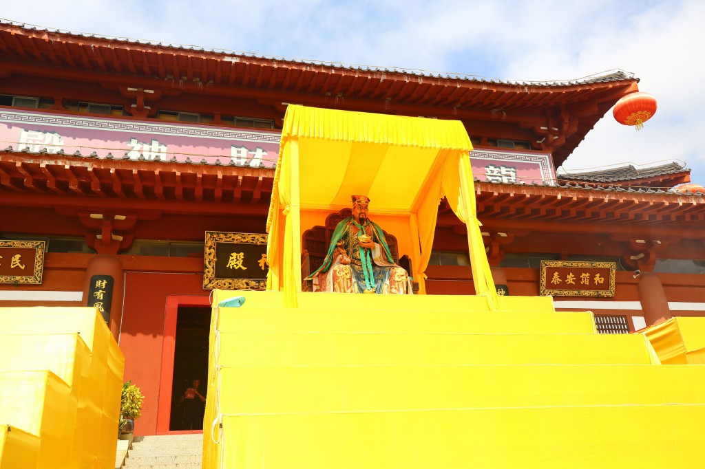 2月8日，工作人员在三亚南山迎财神庙会活动准备就绪1。