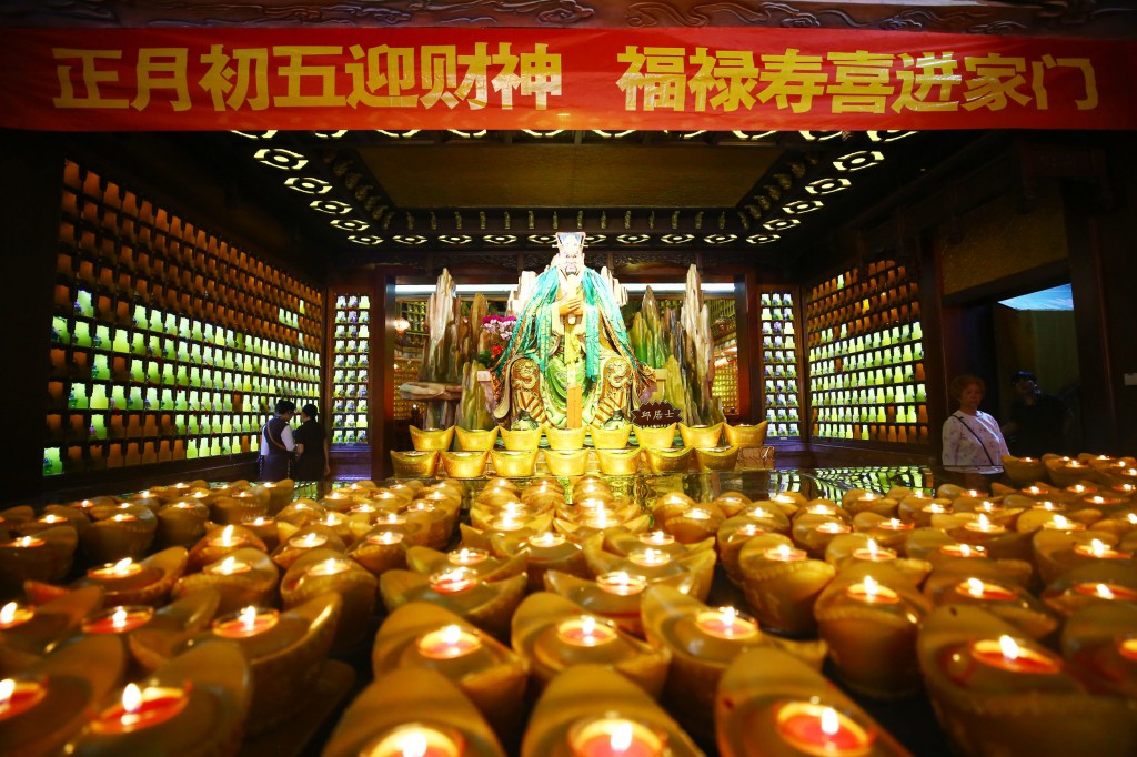 2月8日，工作人员在三亚南山迎财神庙会活动准备就绪2。