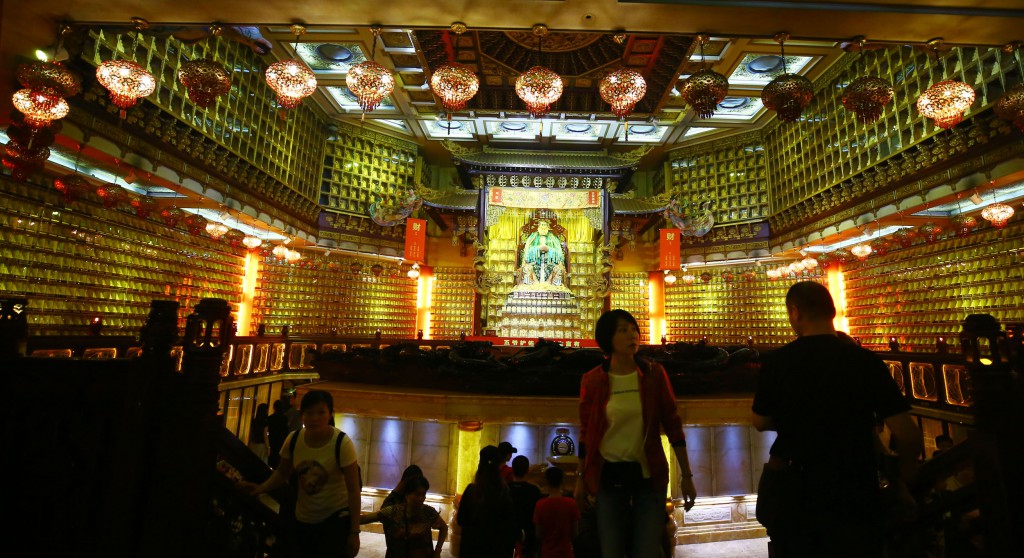 2月8日，工作人员在三亚南山迎财神庙会活动准备就绪3。
