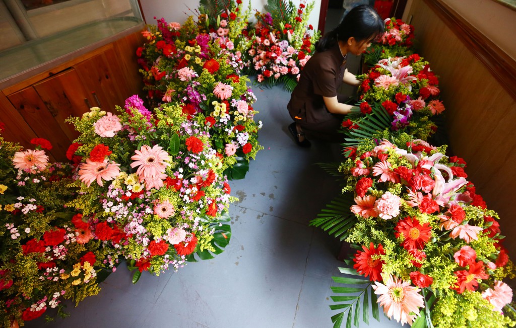 2月8日，工作人员在三亚南山迎财神庙会活动中准备鲜花。
