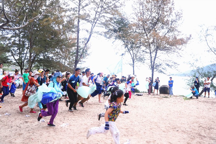 2月23日，志愿者奔向后海湾海滩捡拾垃圾