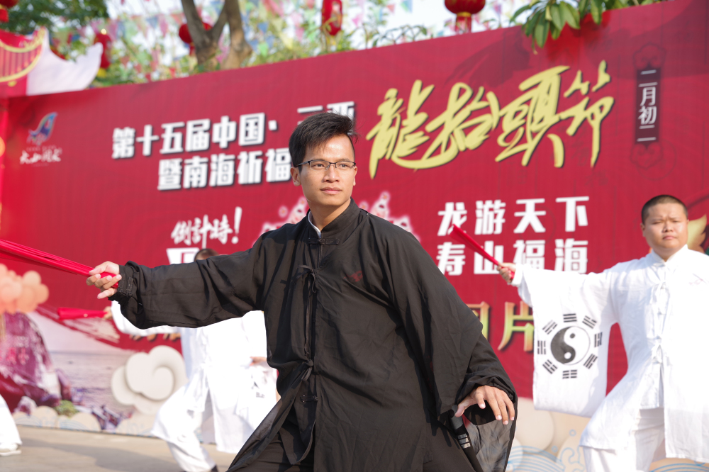 龙抬头图片展现场开展太极扇表演