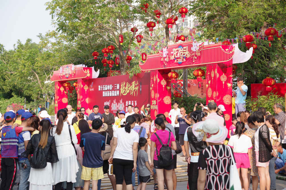 市民游客在龙抬头记忆图片展现场4