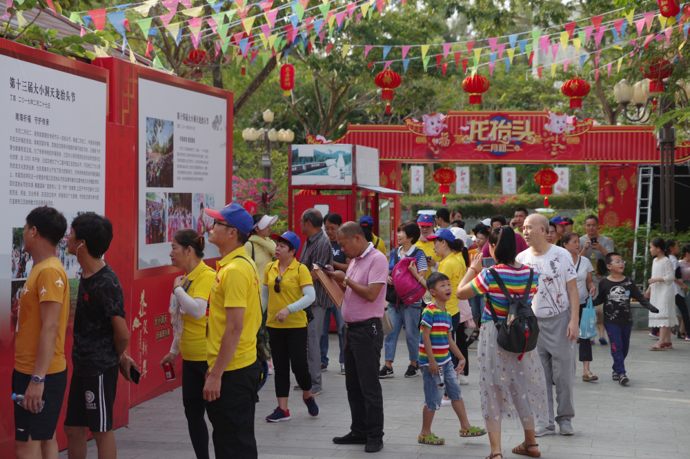 市民游客在龙抬头记忆图片展现场3