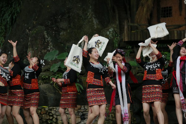 7.“3.8国际妇女节”前夕 槟榔谷为女员工送祝福（韦敬宇摄）