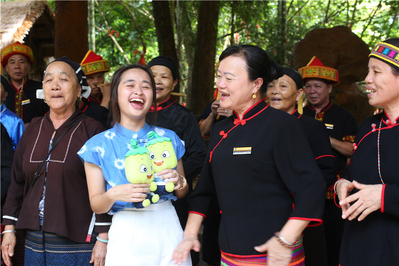 5、印度尼西亚网红gritteagathaa与阿婆深情演唱海南经典民歌《久久不见久久见》
