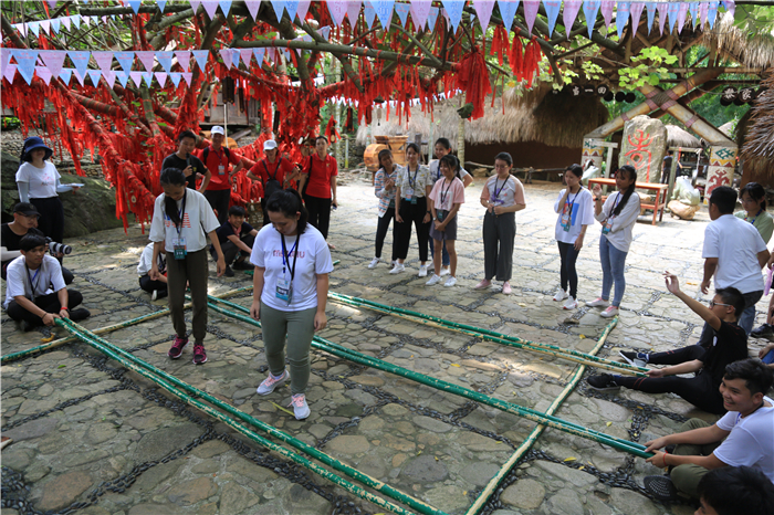 11、柬埔寨华裔青少年走进槟榔谷 “中国寻根之旅”探寻黎苗风情