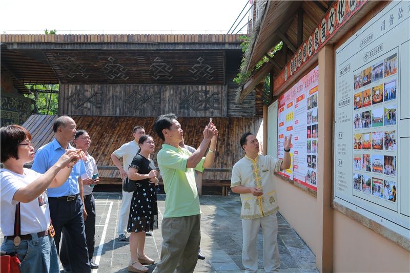 3、白沙县省部级劳模考察团到访槟榔谷 学习美丽乡村旅游扶贫经验