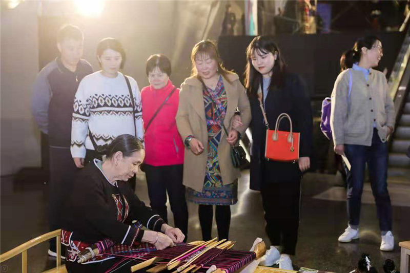 2、槟榔谷助力海南国际旅游岛（上海）音乐推介会 邀请游客做黎家人