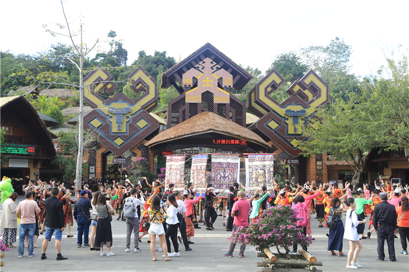1、槟榔谷“贺岁套餐”缤纷多彩 黎苗文化+科幻元素体验乐趣多