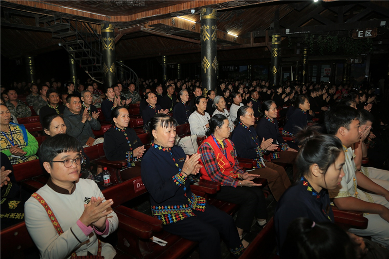 全体员工参加总结大会