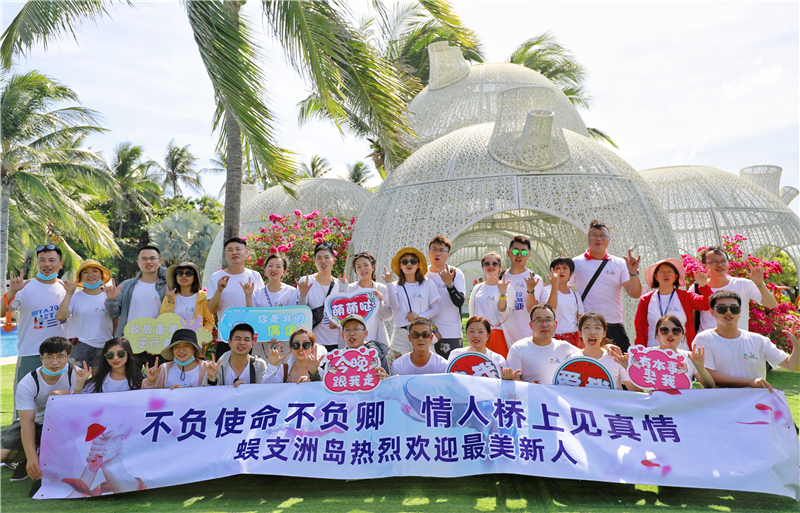 新人们走进蜈支洲岛观光游览