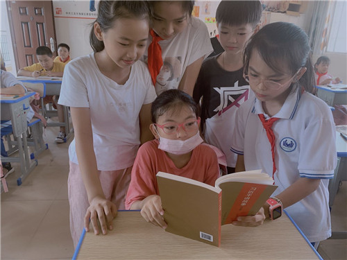 海棠区进士小学学生利用晨读时间，共读《习近平讲故事》（少年版）图书。