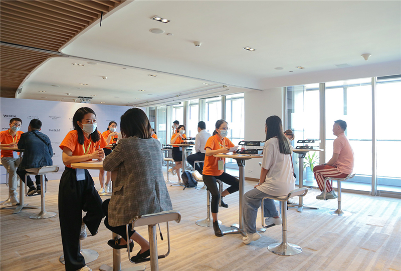 图2 酒店筹备团队亲切接待应聘者