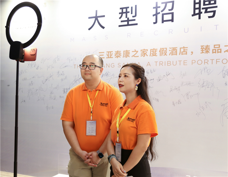 图5 酒店人力资源总监韩世琦先生和市场传讯总监曾颖哲女士主持线上招聘直播