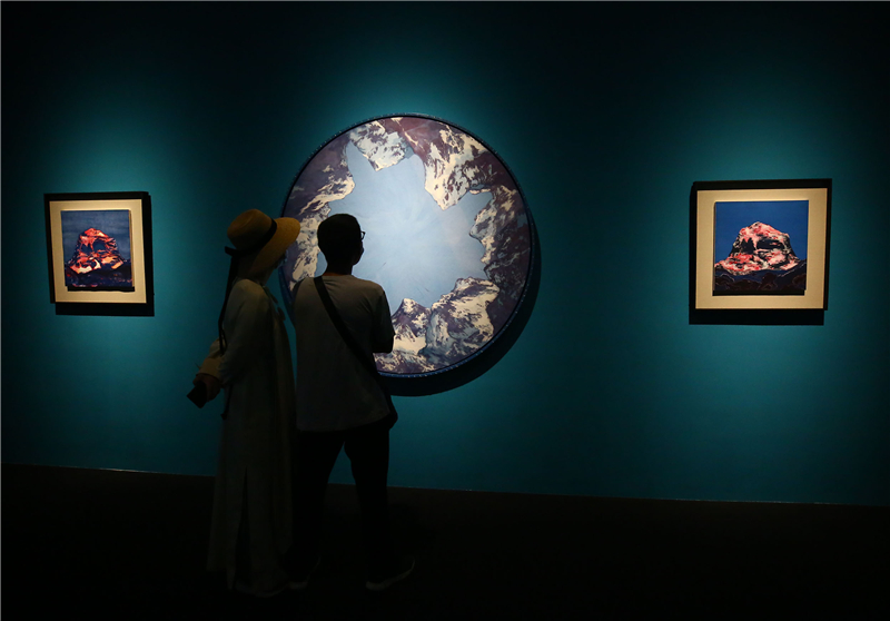 2 游客在参观唐卡展