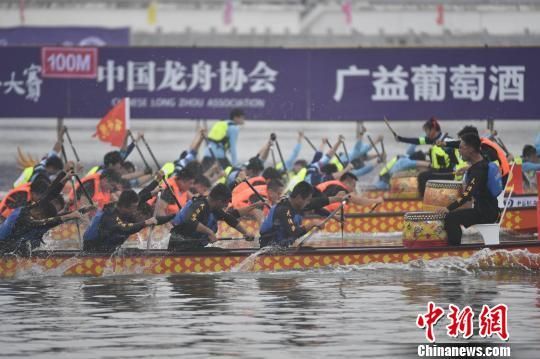 2019中华龙舟大赛（海南·万宁站）开赛。　骆云飞　摄